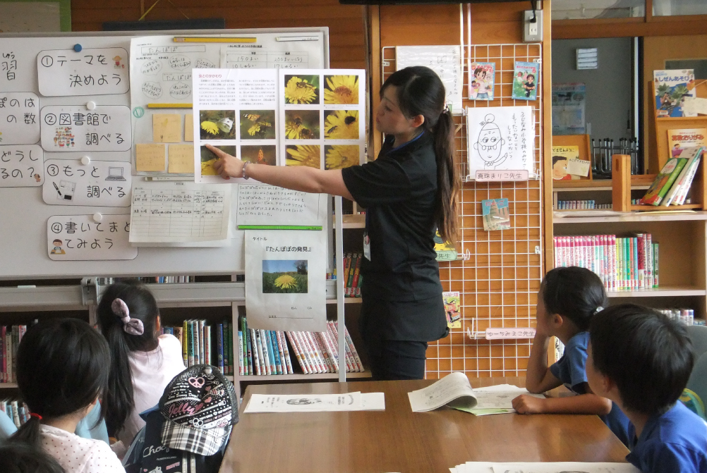 子供たちに説明するお姉さん