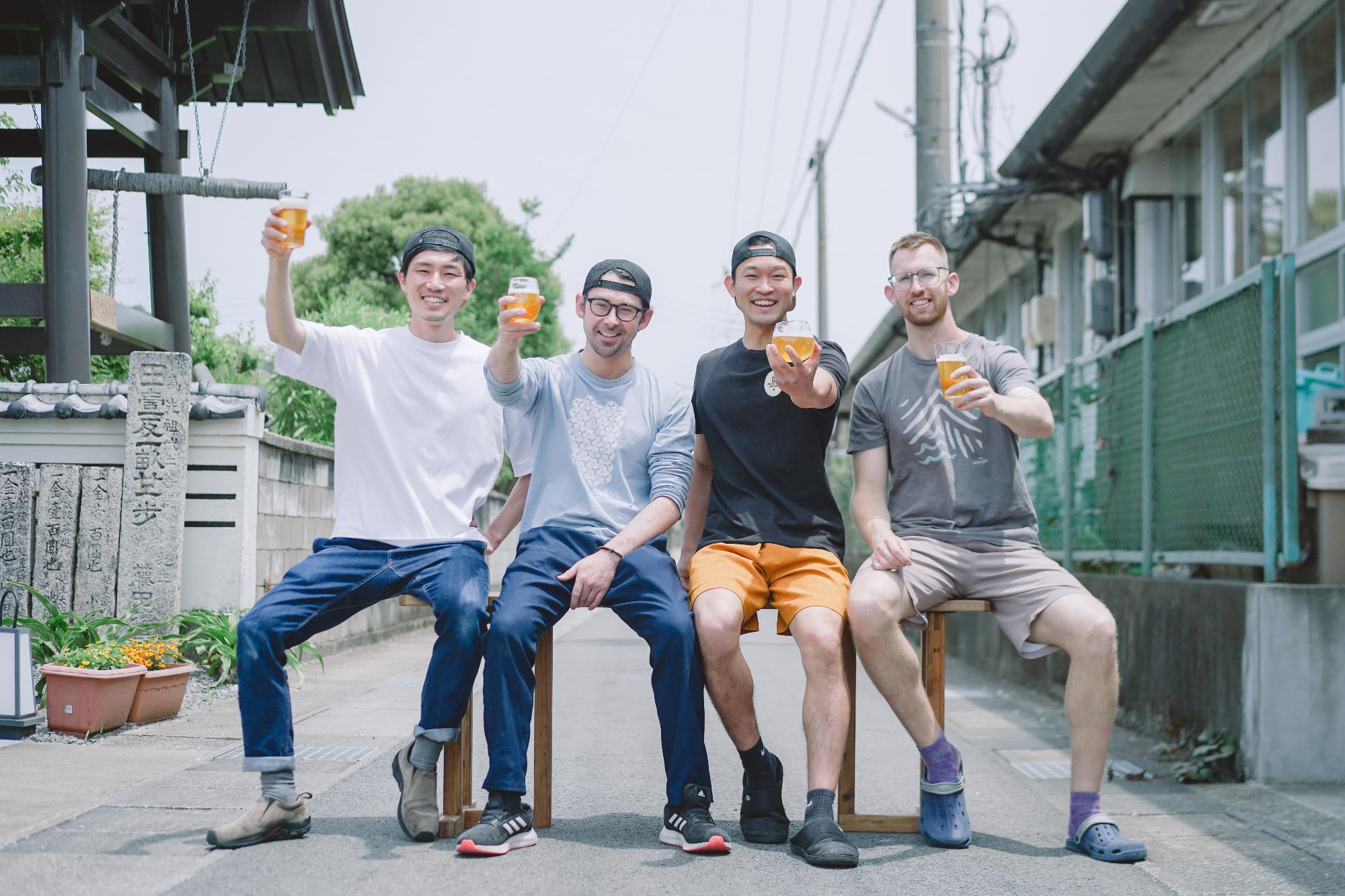 ビールを持つ男性4人