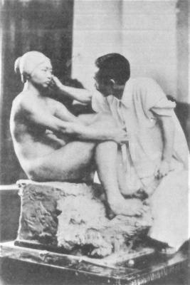 憩う女を制作中の大夢大正14年(1925)