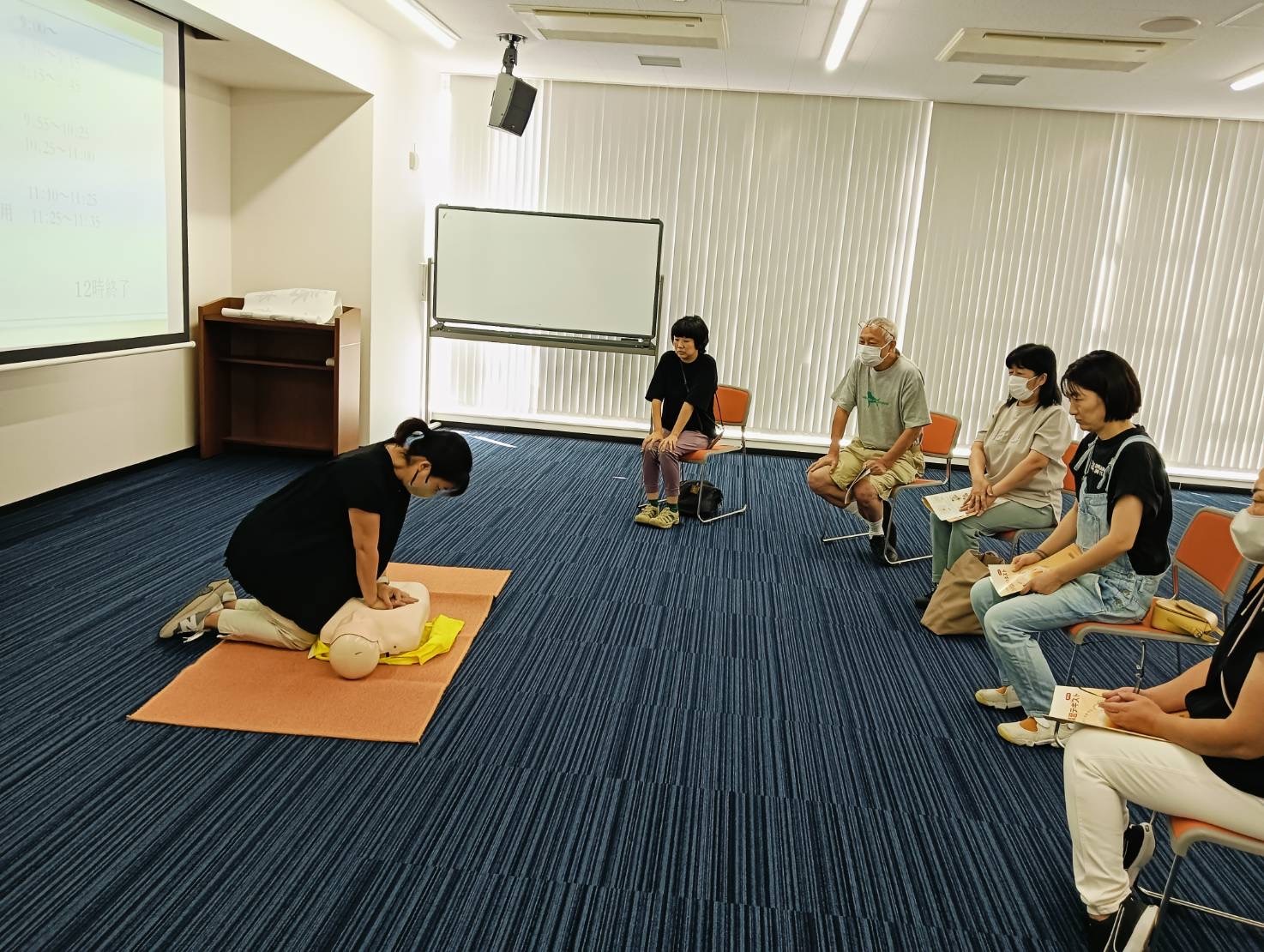 訓練人形を使って心肺蘇生法の練習をしています。