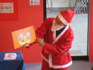 紙芝居を読んでいる写真