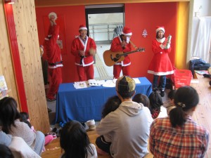 楽器で演奏している4人の写真