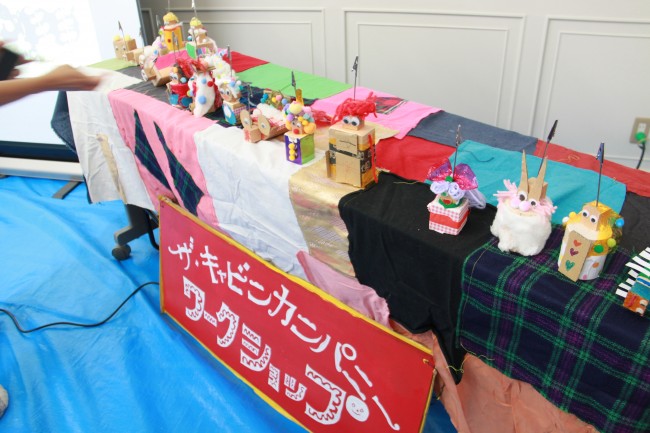 卓上に並べられた作成した作品の写真
