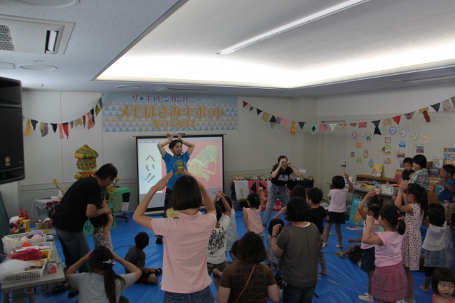 「いかたろうダンス」をみんなで踊っている写真