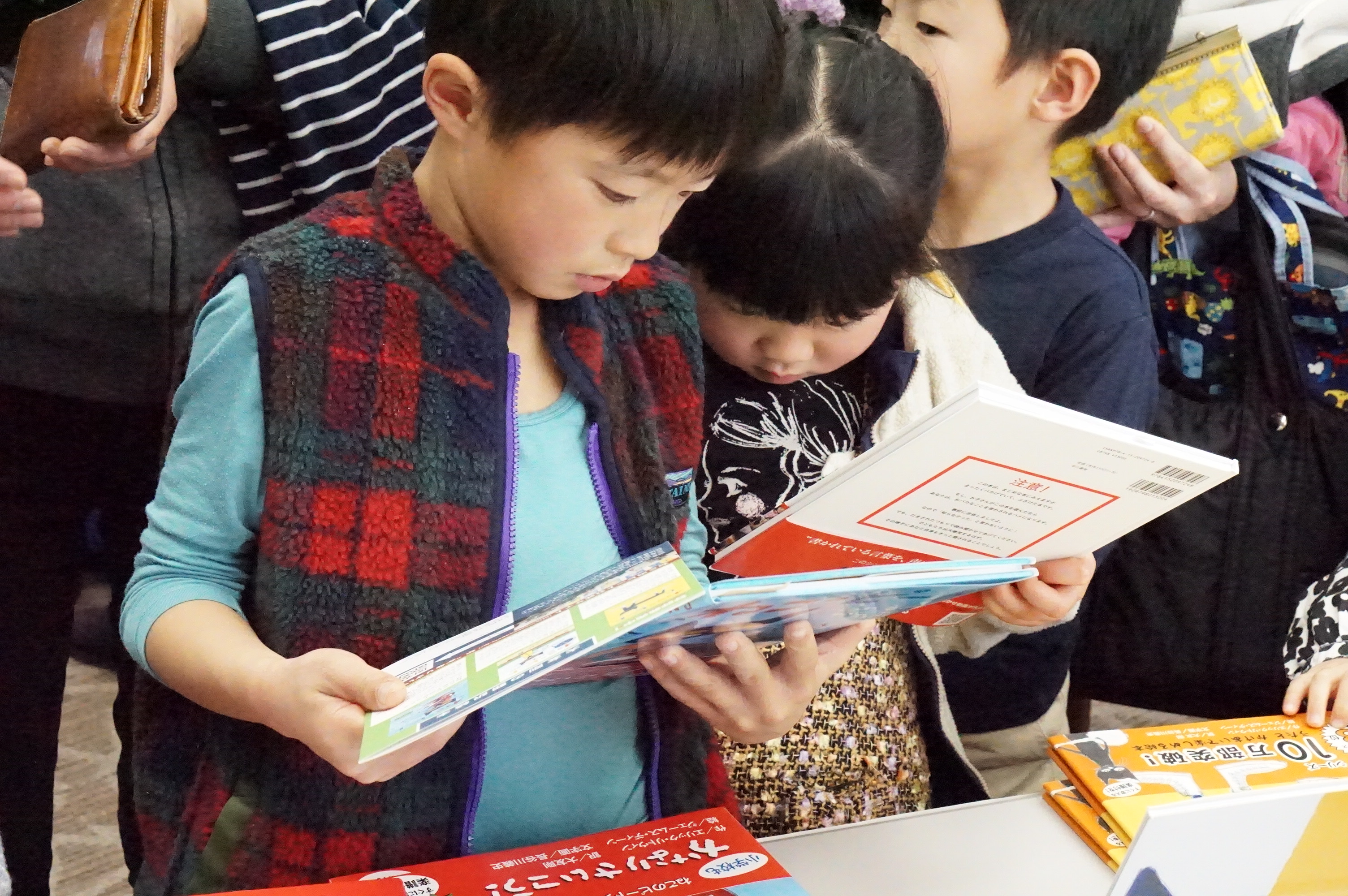 絵本を見比べる子どもたちの写真