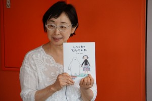 絵本を手にしているうつみのりこさんの写真