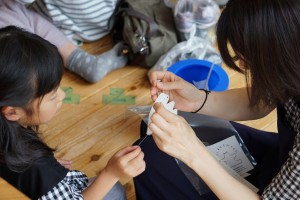 親子でモビールを作る写真
