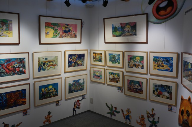 「よしながこうたく絵本原画展」壁に飾られたたくさんの作品の写真