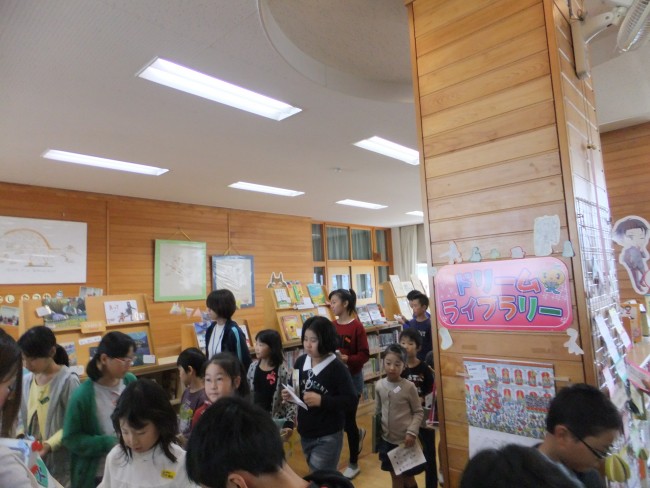 図書館に子どもがたくさんいる様子