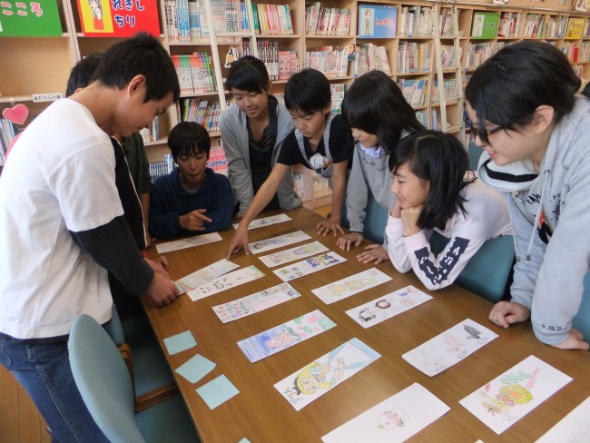 受賞作品を選ぶ図書委員達の写真