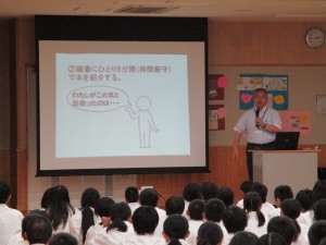 スクリーンを使ったデモンストレーションの様子の写真