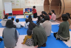 読み聞かせを聞く子どもたちの写真