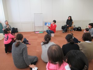 おはなし会の様子の写真