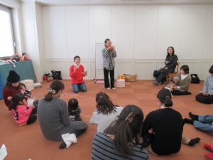 おかりなを演奏するスタッフの写真
