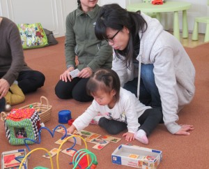 木のおもちゃで遊ぶ子どもの写真