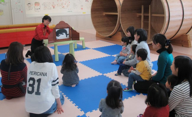 紙芝居を見る子どもたちの写真