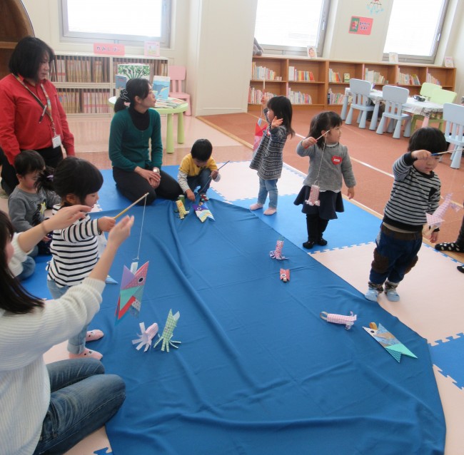 作成した折り紙で釣りをして遊ぶ子どもたちの写真