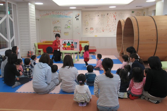 説明を聞く子どもたちの様子の写真