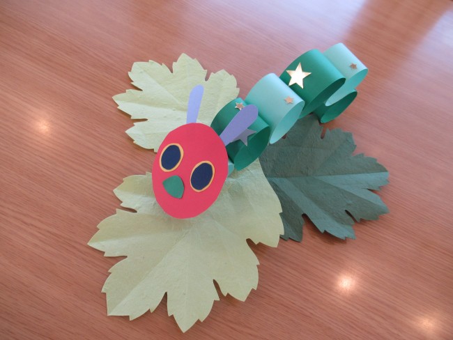 画用紙で作ったはらぺこあおむしの写真