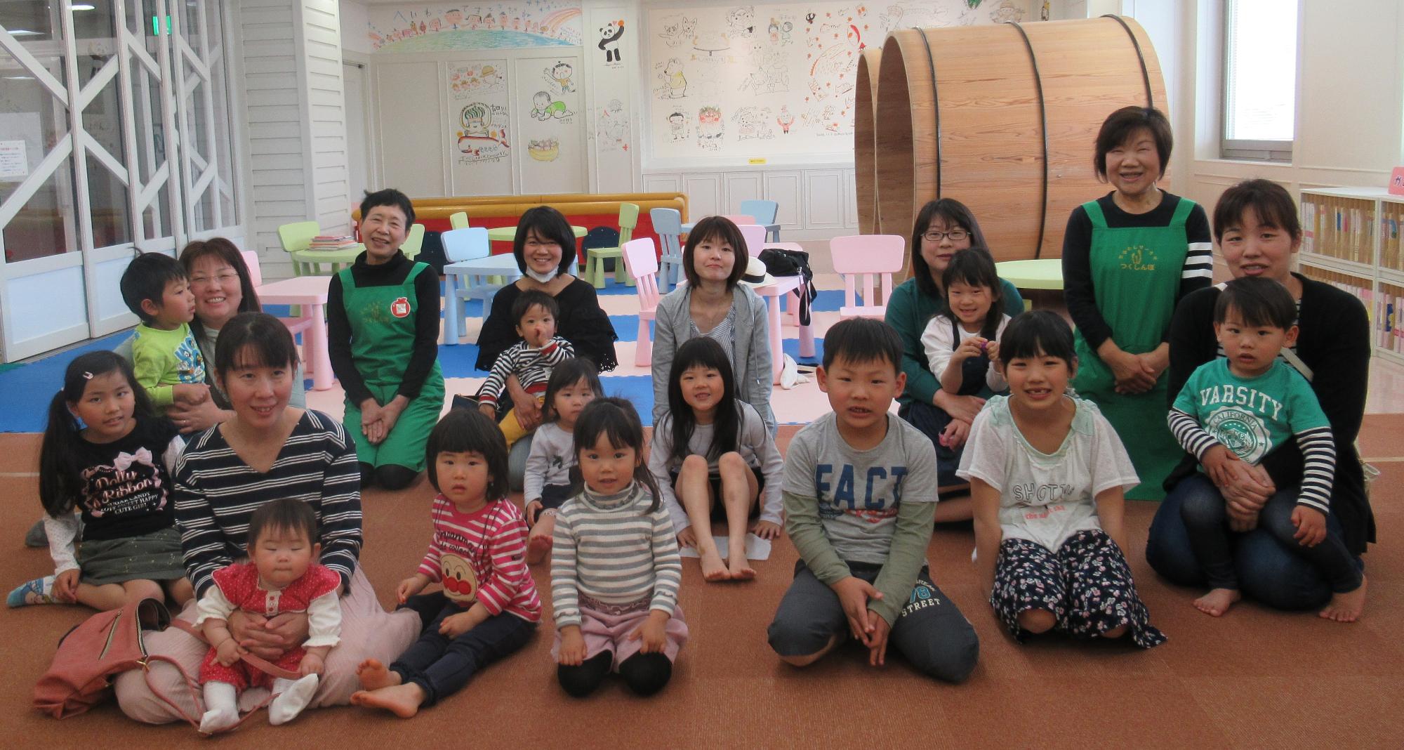 子どもたちとスタッフの集合写真