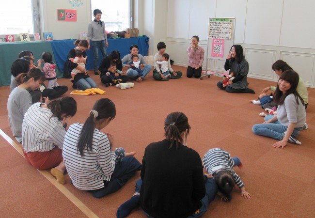 楽しそうなおはなし会の様子の写真