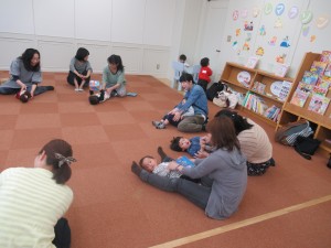 お母さんの足の間でごろごろしている赤ちゃんたちの写真