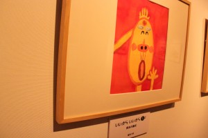 展示されている作品の一部の笑っている人物の絵の写真