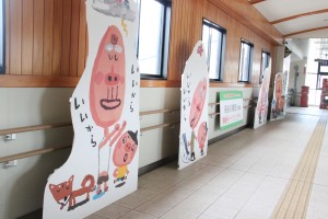 駅の通路に飾られた原画展のパネルの写真