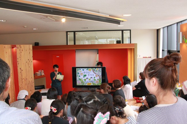 会場が満員になったどいかやさんワークショップ「どいかやさんといっしょにお絵かきしよう!」の写真