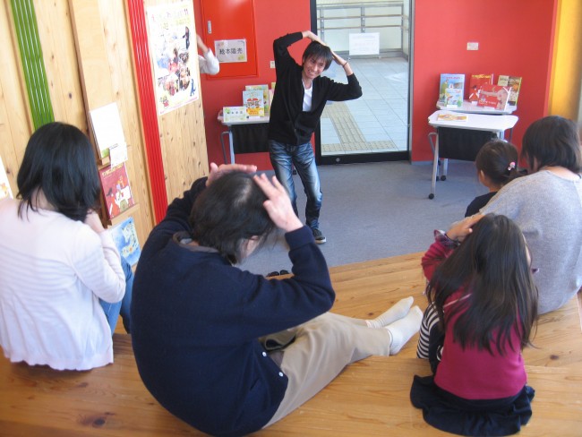 手遊びをしている写真