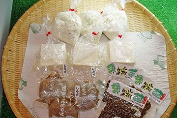 自家製豆腐、自家製こんにゃく、ぶどう山椒の佃煮