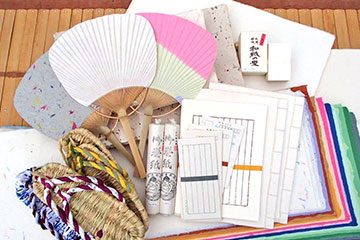 うちわ、わらじ、和紙の画像
