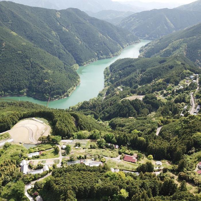 山の上から見える二川ダムと棚田