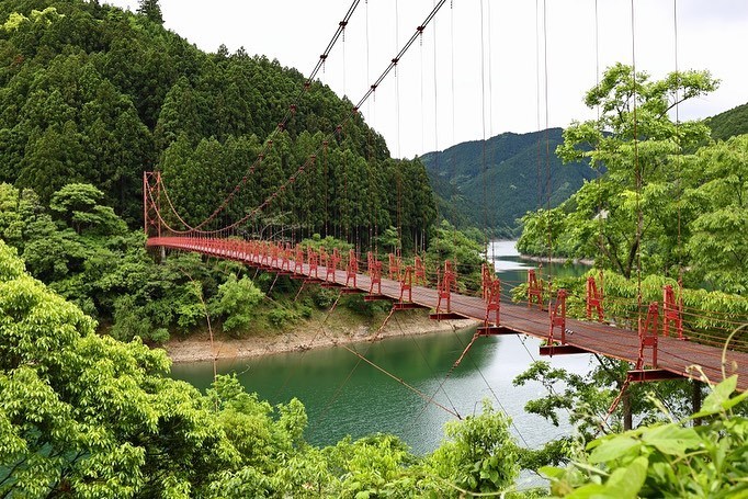 新緑に囲まれた蔵王橋