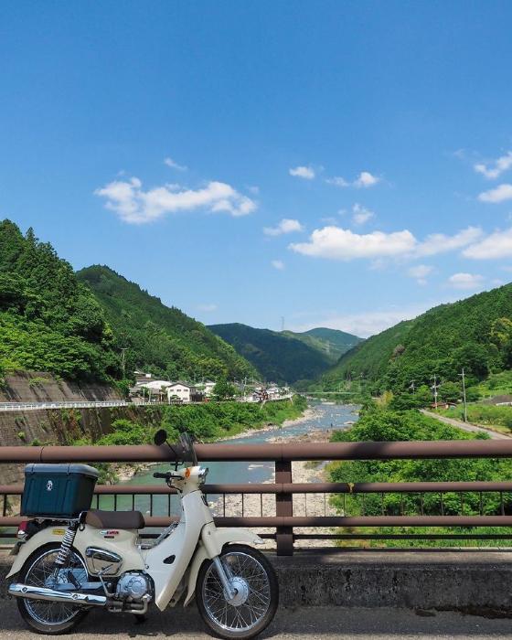 晴れた日の粟生の風景と単車