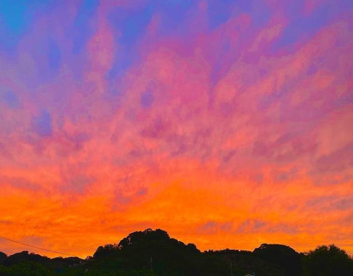 夕焼けで空がオレンジ色に染まっている