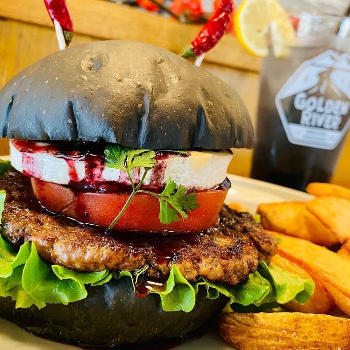 ボリューム満点な黒いバンズのスペシャルバーガー
