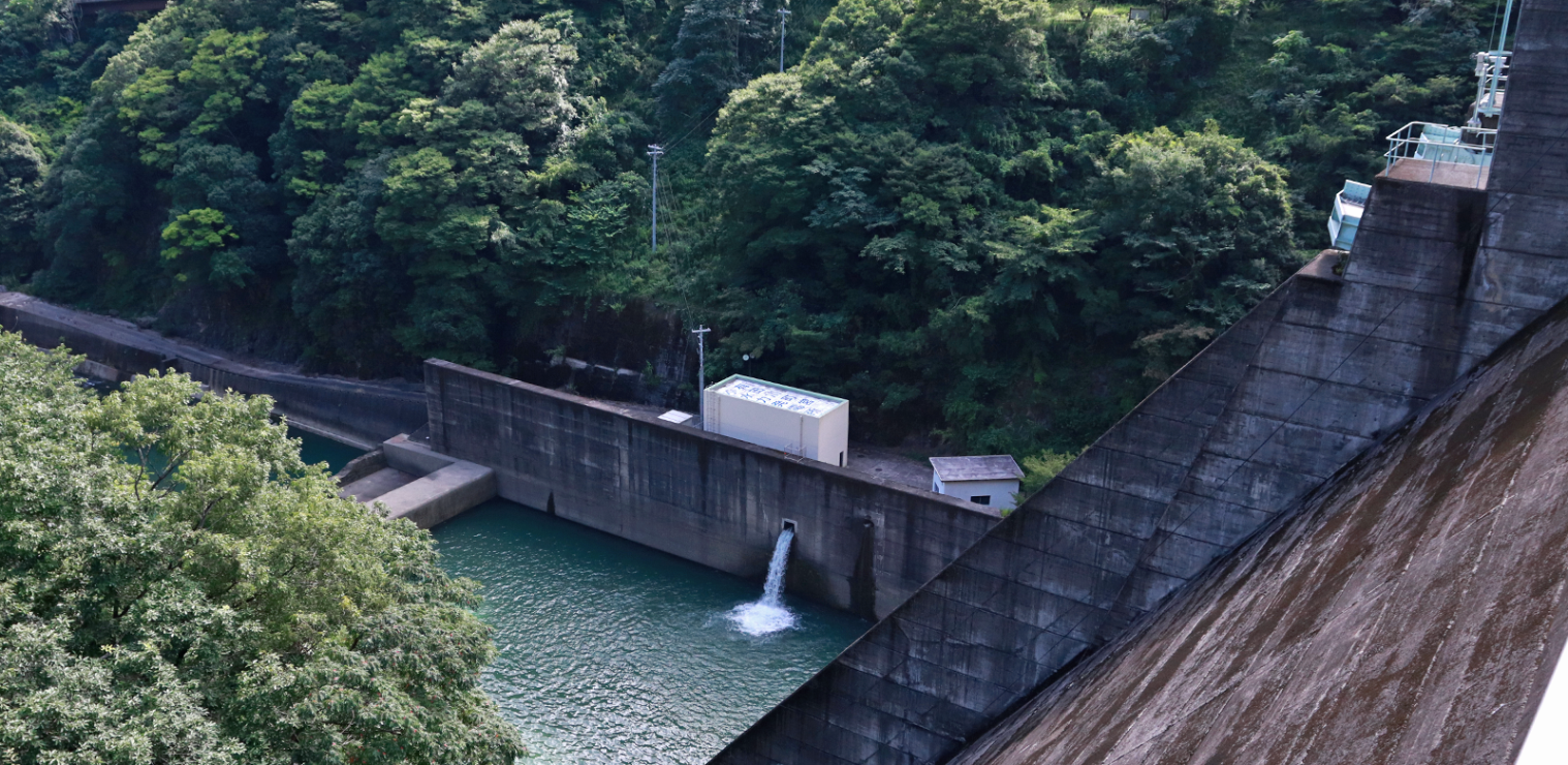 有田川町営二川小水力発電所から水が放出されている写真