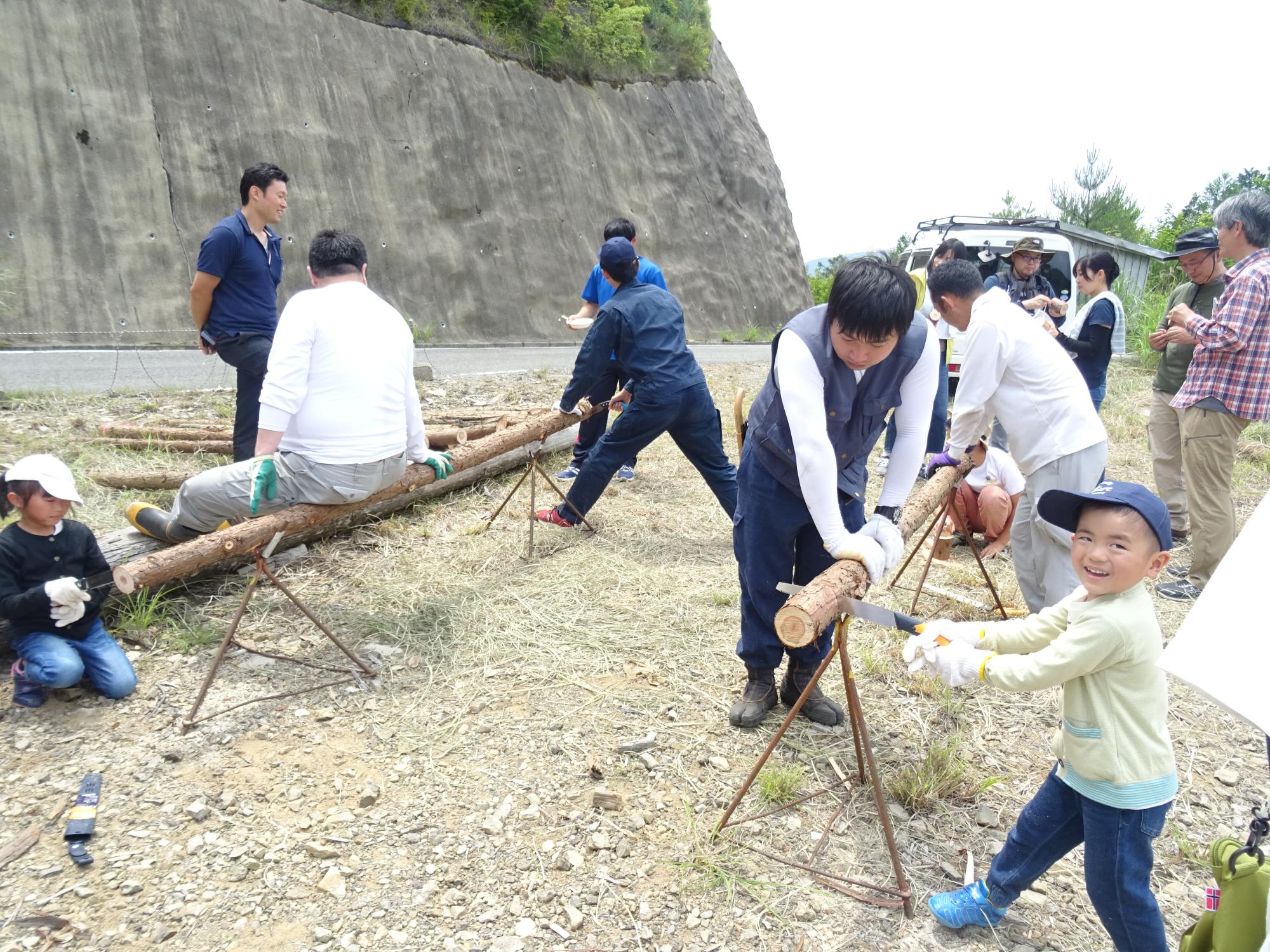 間伐材を利用した丸太切り体験