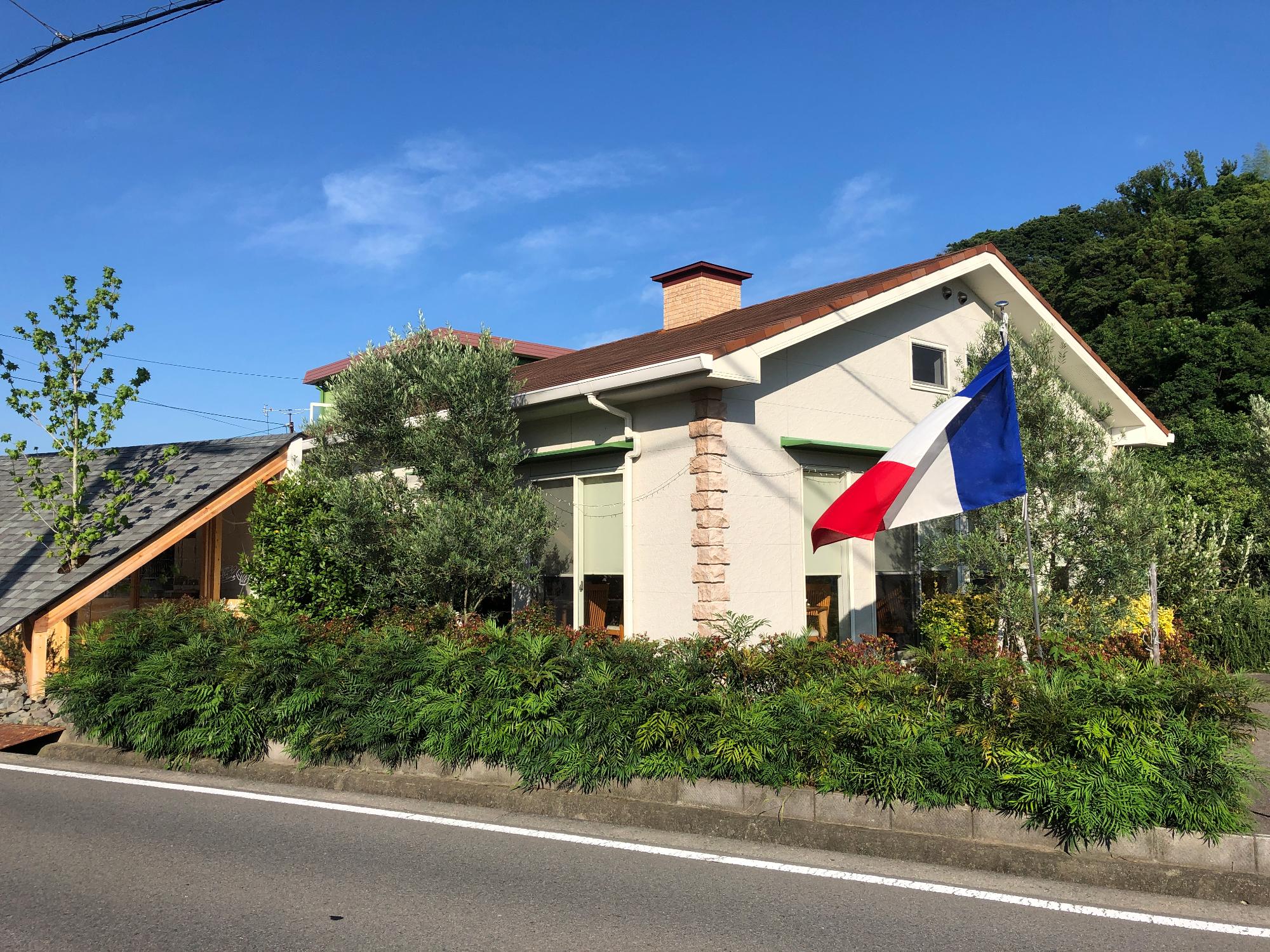 フランス国旗がはためく飲食店外観