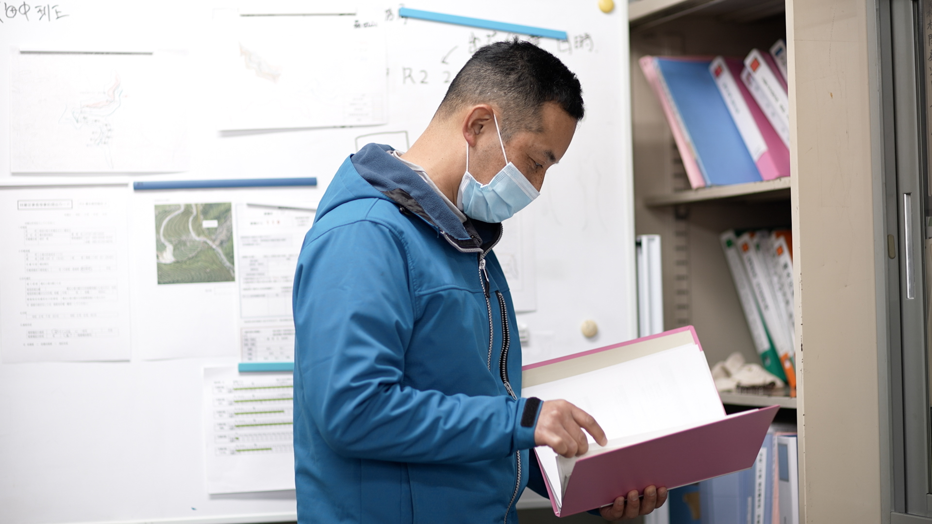 書類を見る男性