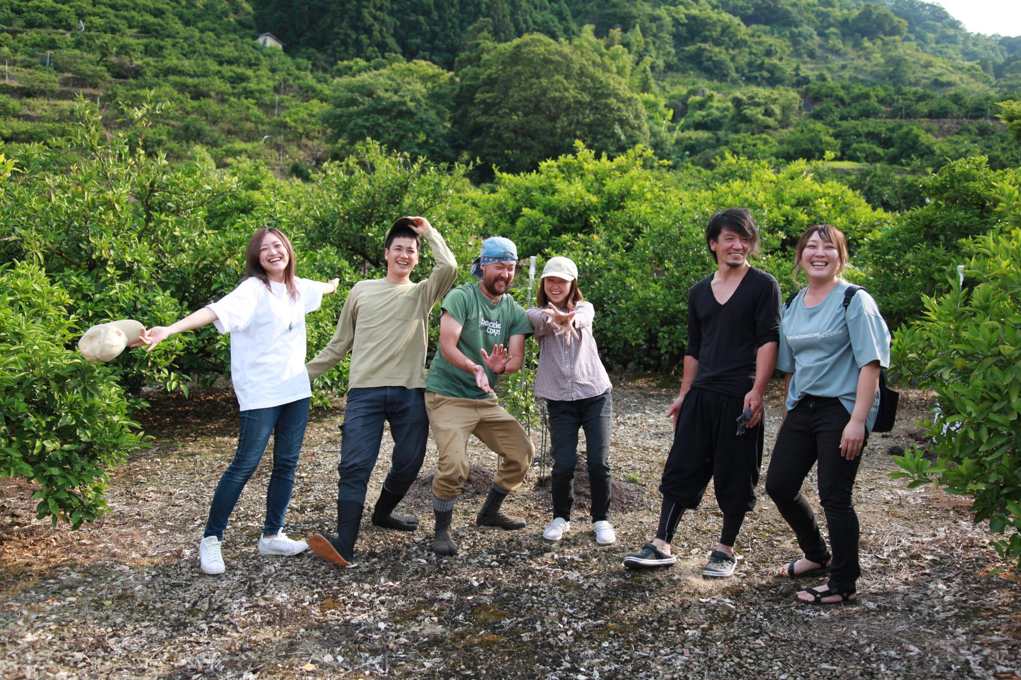 みかん畑にいる6人の男女