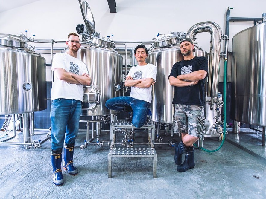 ビール工場と3人の男性