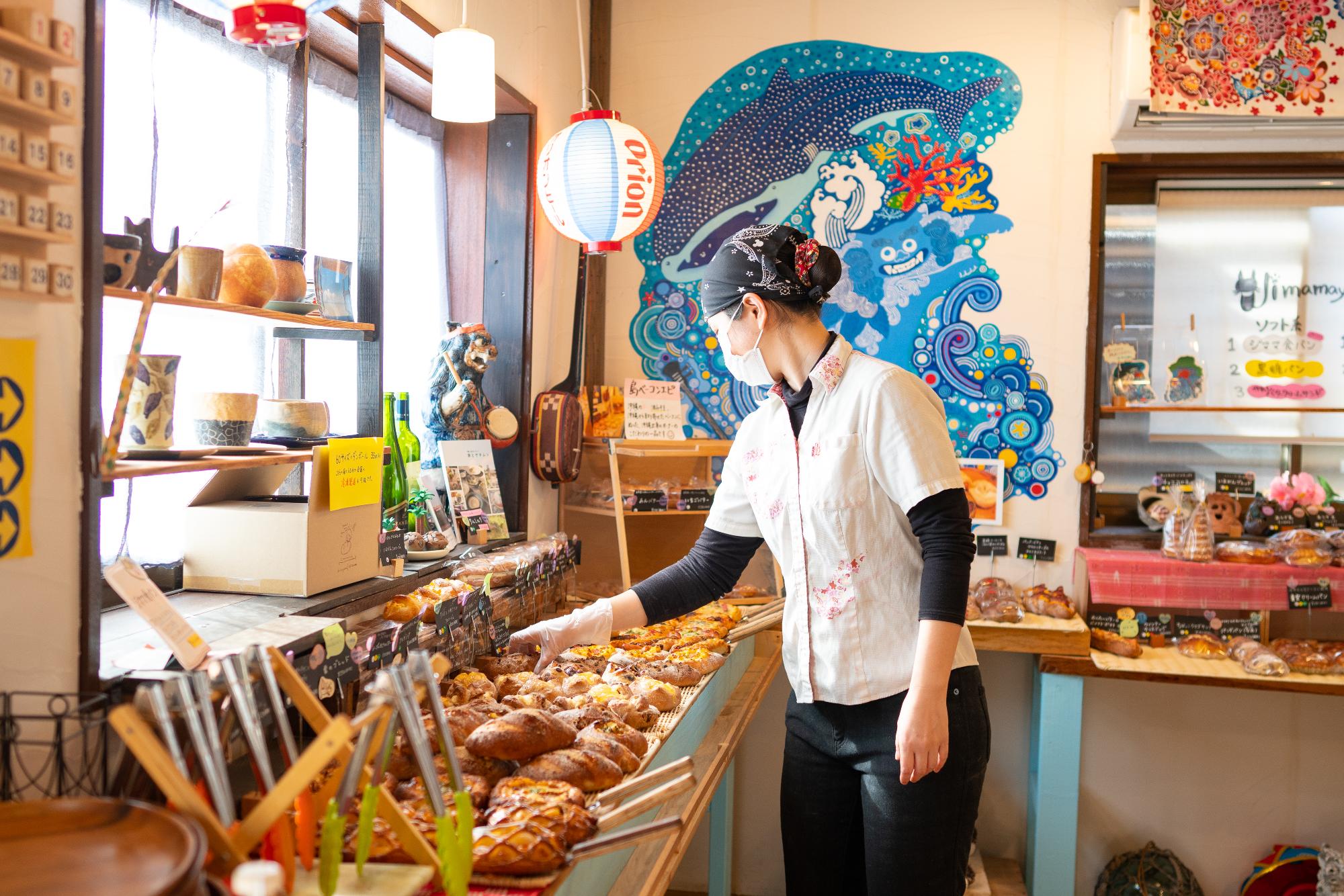 パンの品出しを行う女性