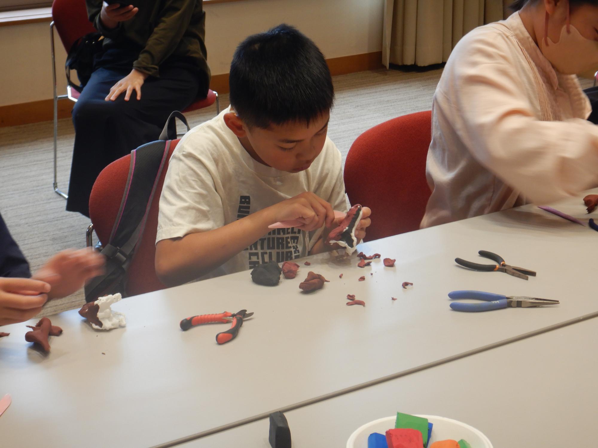 カラー粘土をつかって、復元模型を作っている様子