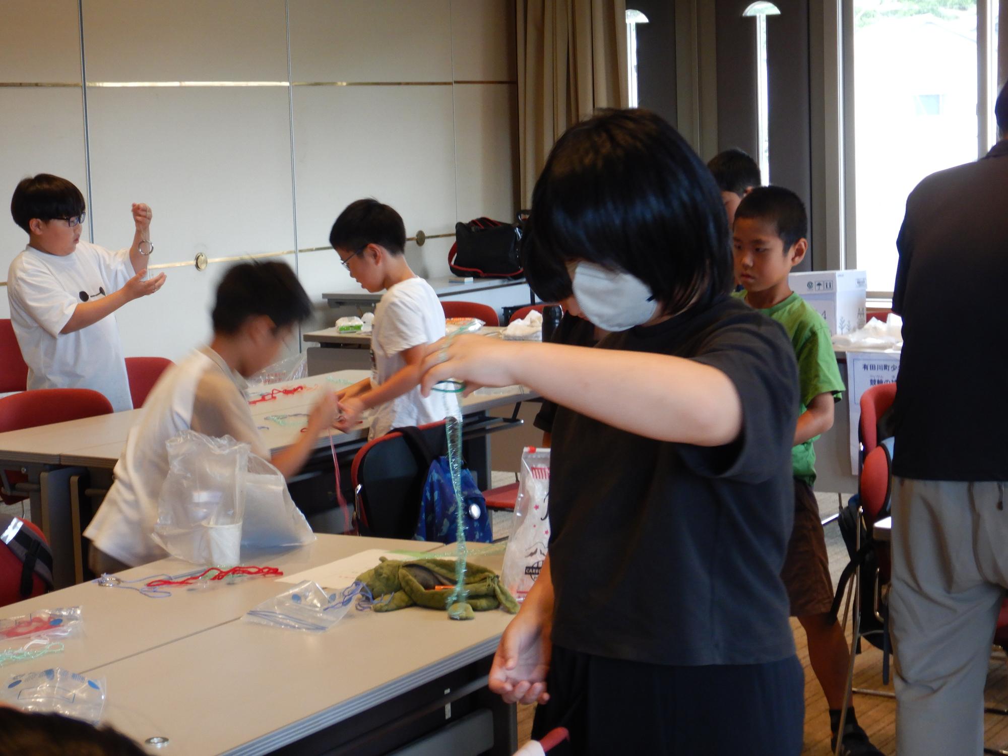リングキャッチャーを使って遊んでいる様子