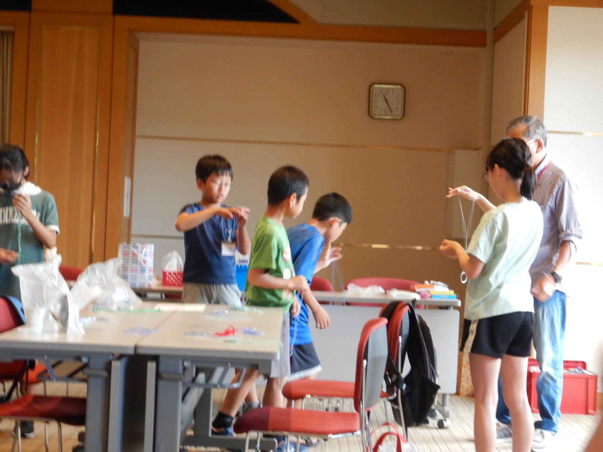 色んな紐とリングで挑戦している様子