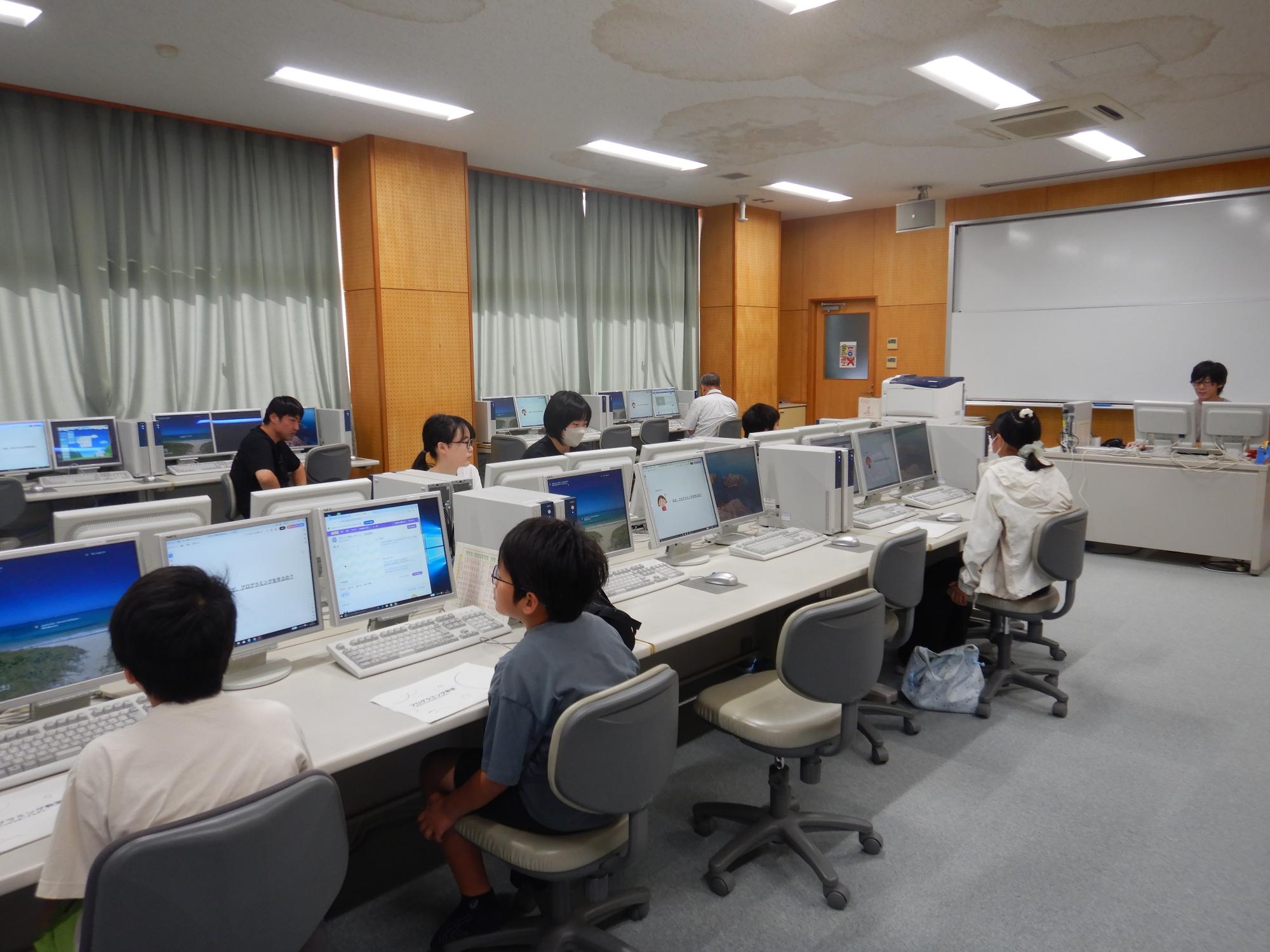 クラブ員が授業を聞いている様子