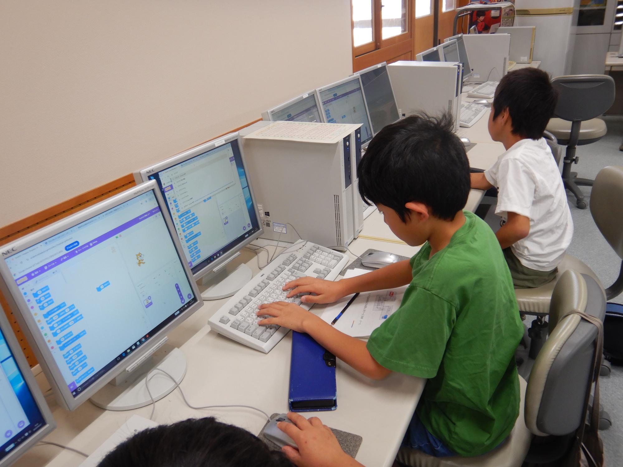 パソコンをつかってプログラミングをしている様子