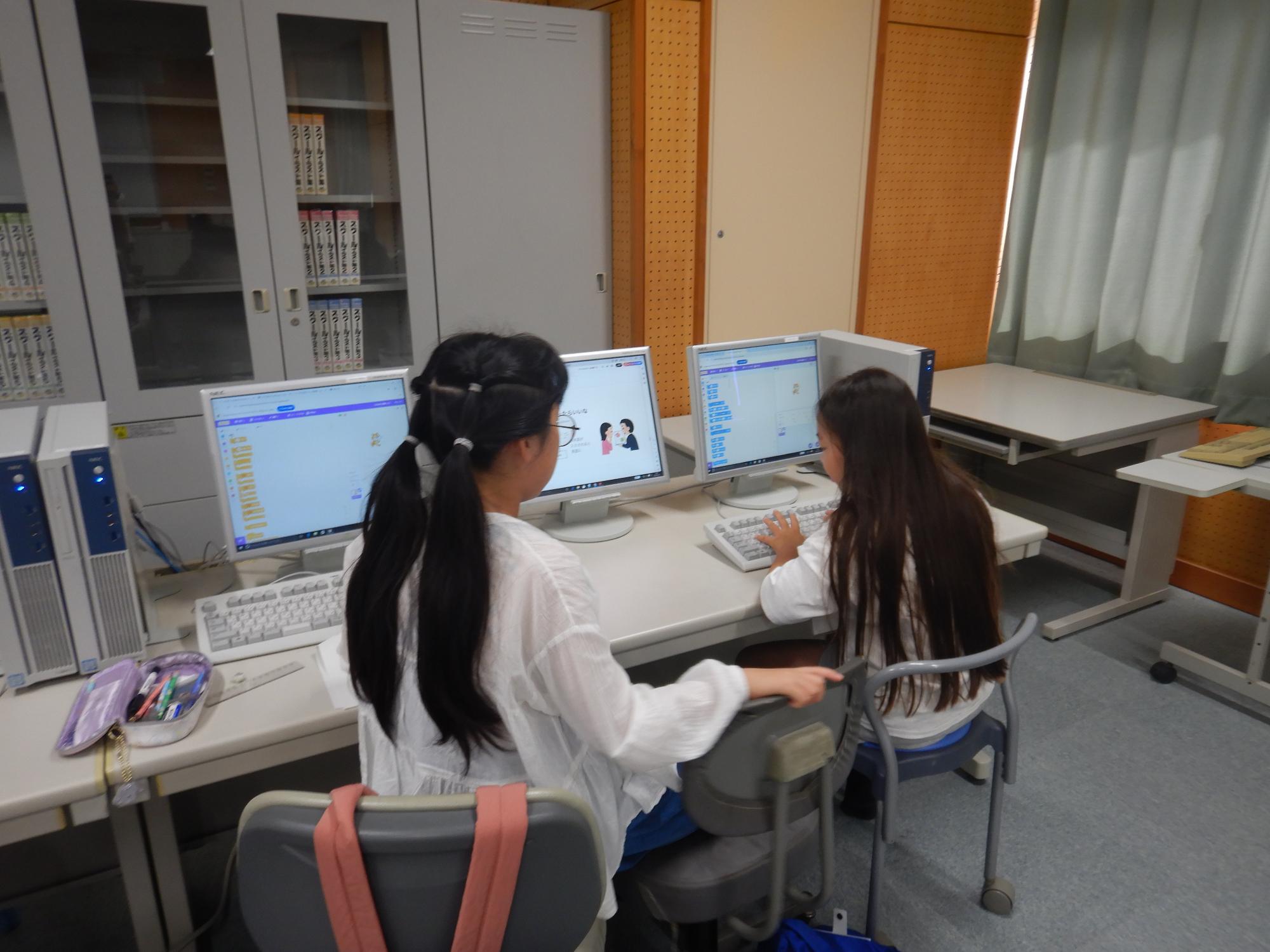 隣同士で教え合っている様子
